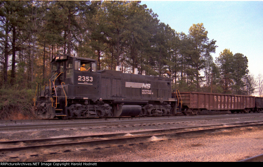 NS 2353 works the yard